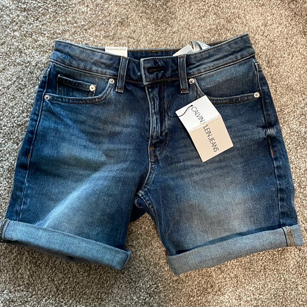 Calvin Klein Mid Rise City Shorts. Size 25. NWT